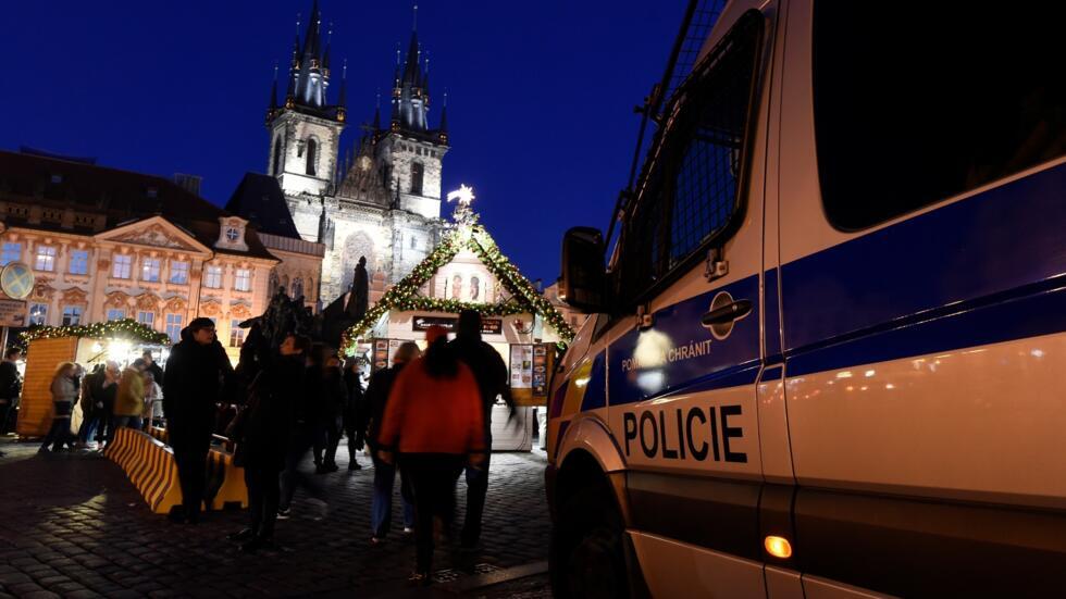 Un vehículo policial, aparcado en Praga el 3 de diciembre de 2017