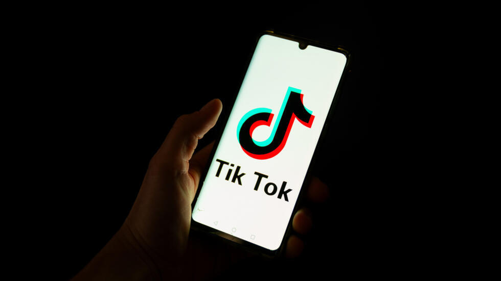 El logo de TikTok en un celular