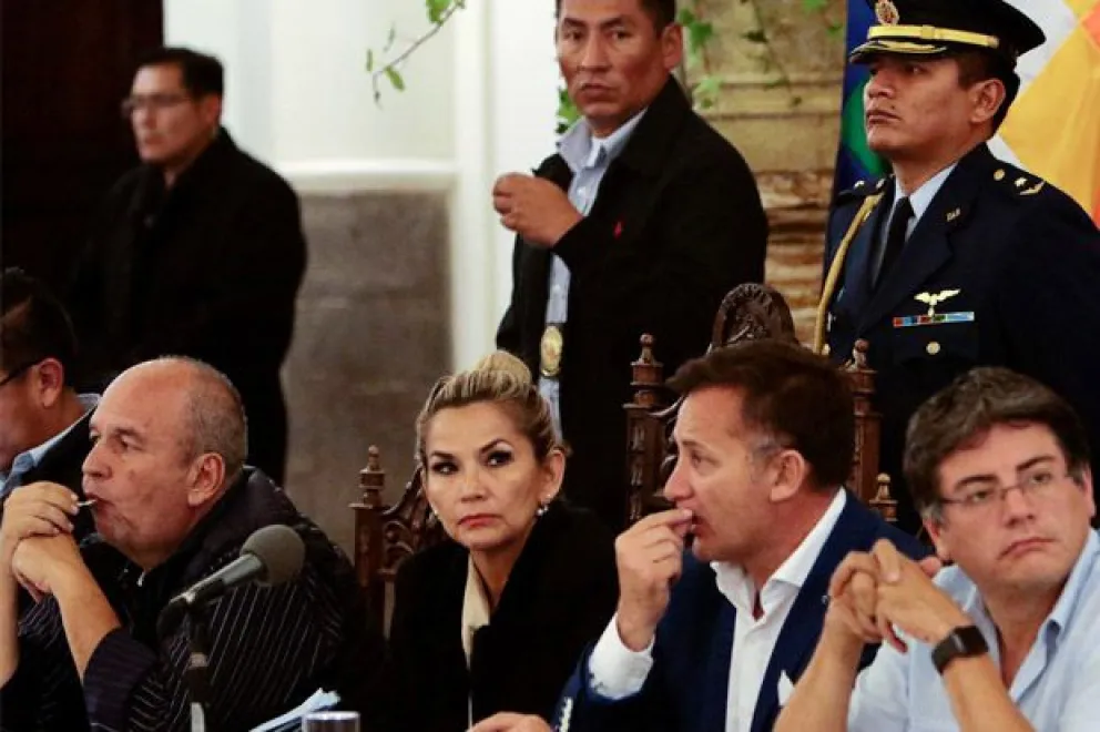 Añez, acompañada de Murillo y López, durante una conferencia de prensa. Foto: RT