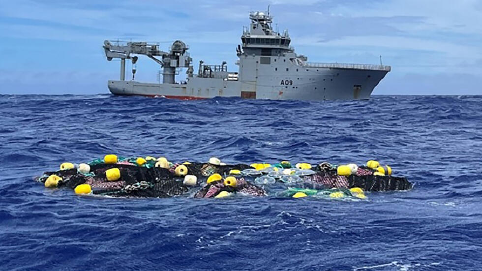 Fotografía facilitada por el ejército de Nueva Zelanda el 8 de febrero de 2023, que muestra al buque de la Marina HMNZS Manawanui incautándose de 3,2 toneladas de cocaína a la deriva en el Pacífico, valorada en 316 millones de dólares