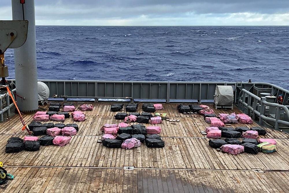 Fotografía facilitada por el ejército de Nueva Zelanda el 8 de febrero de 2023, que muestra al buque de la Marina HMNZS Manawanui incautándose de 3,2 toneladas de cocaína a la deriva en el Pacífico, valorada en 316 millones de dólares