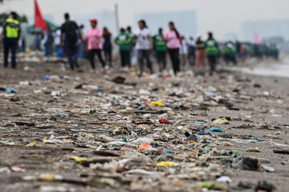 Una multitud participa en una acción en la playa de Baseco, en Manila, el 21 de septiembre de 2024, con motivo del Día Internacional de la Limpieza Costera