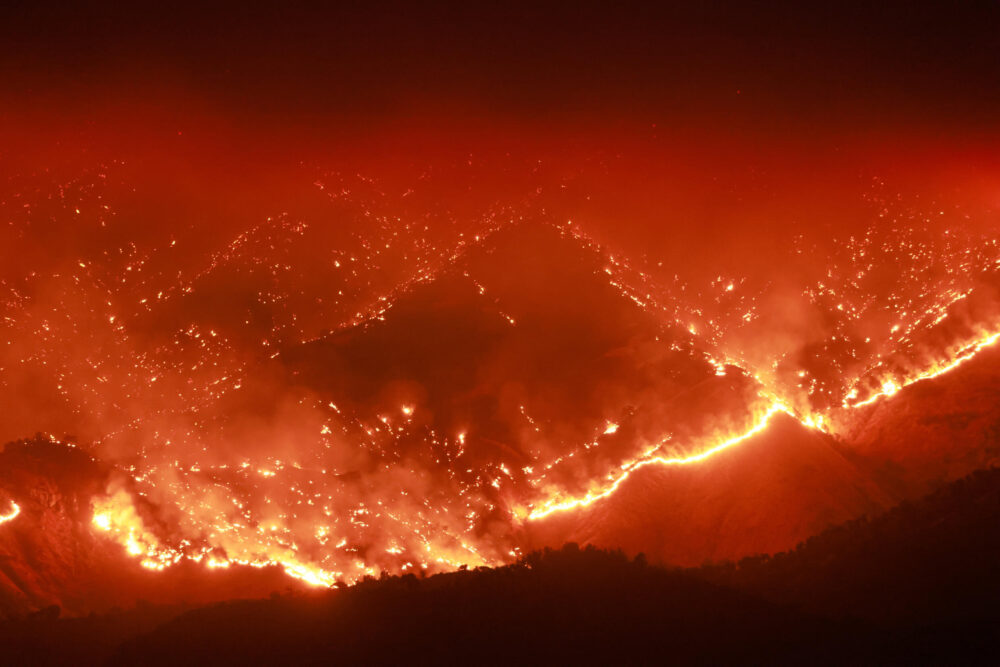 Las ascuas de un incendio forestal en la Sierra Nacional, en el condado californiano de Fresno (EEUU), en una imagen del 26 de junio de 2024