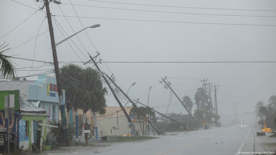 Postes de electricidad tumbados por el huracán Milton en Florida.