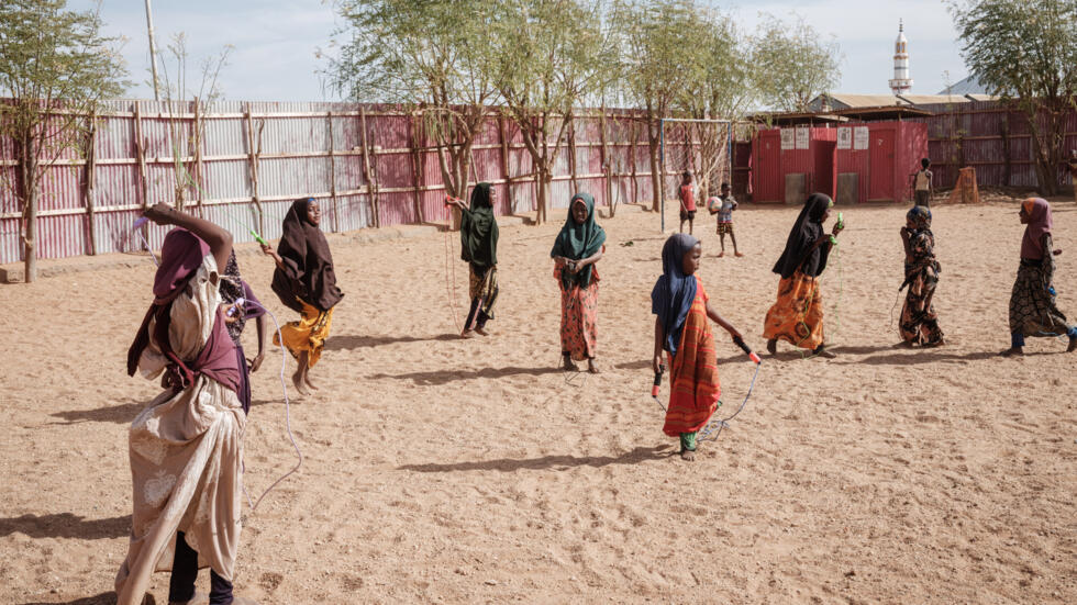 Unas niñas juegan en el patio de recreo de un campo para desplazados internos en Baidoa (Somalia), el 14 de febrero de 2022