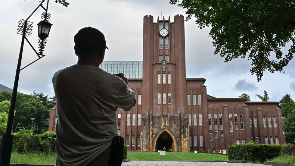 Un hombre toma una foto del Auditorio Yasuda, construido en 1925, en al Universidad de Tokio, e 22 de agosto de 2024 en Tokio, Japón