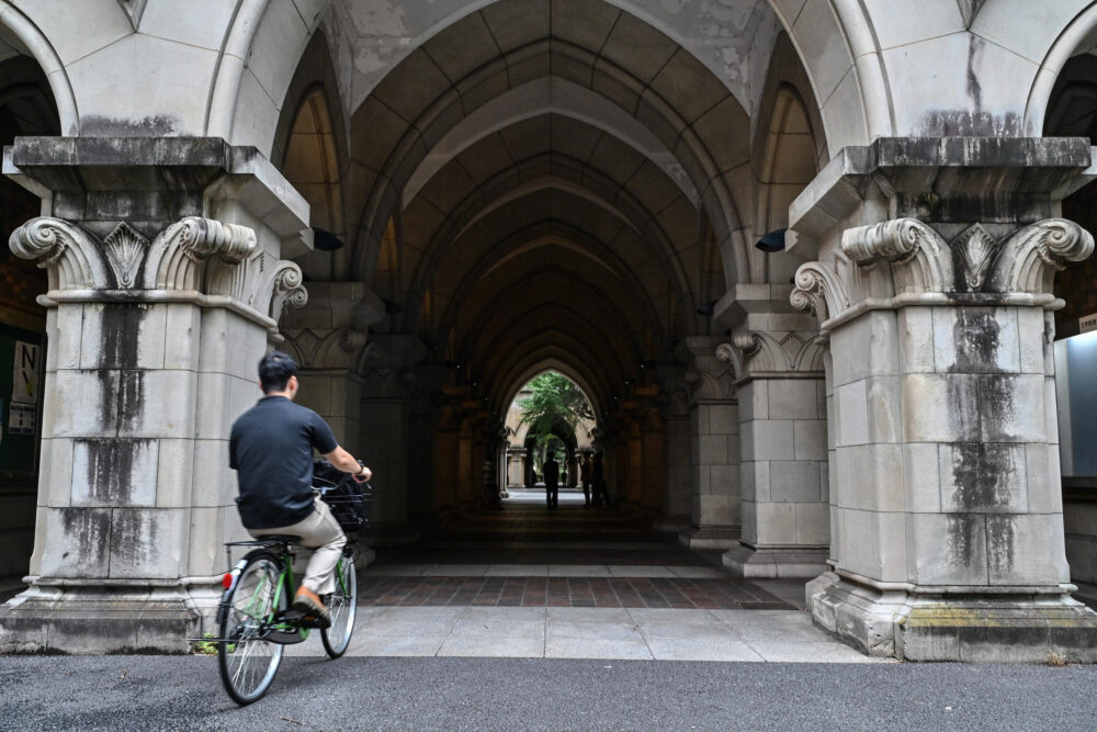 Un hombre pasea en bicicleta en el campus de la Universidad de Tokio, el 22 de agosto de 2024 en Tokio, Japón