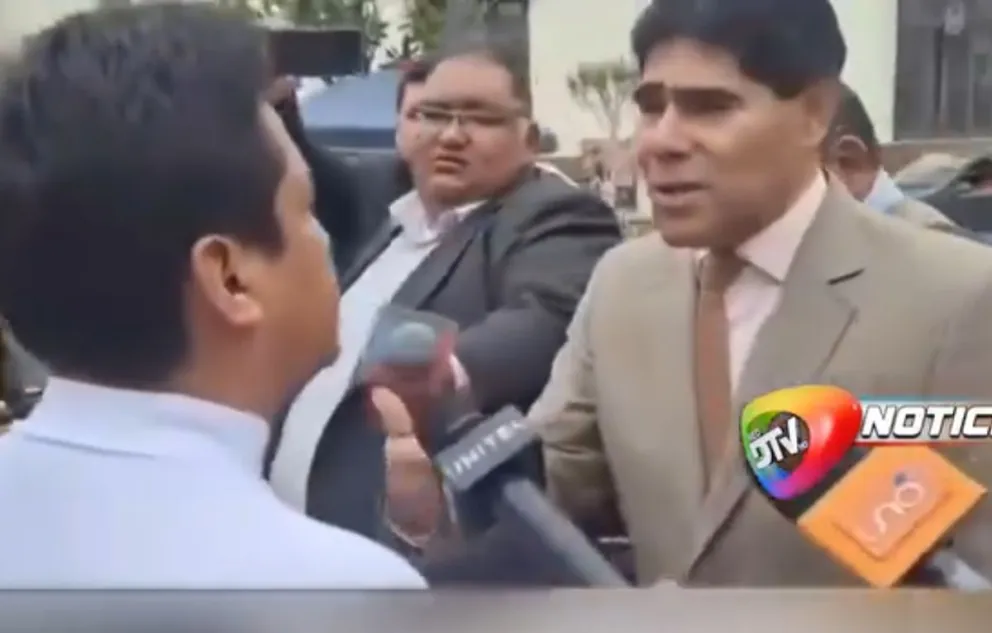 El cívico, en el instante en el que increpa al abogado defensor de Evo Morales. Foto: Captura