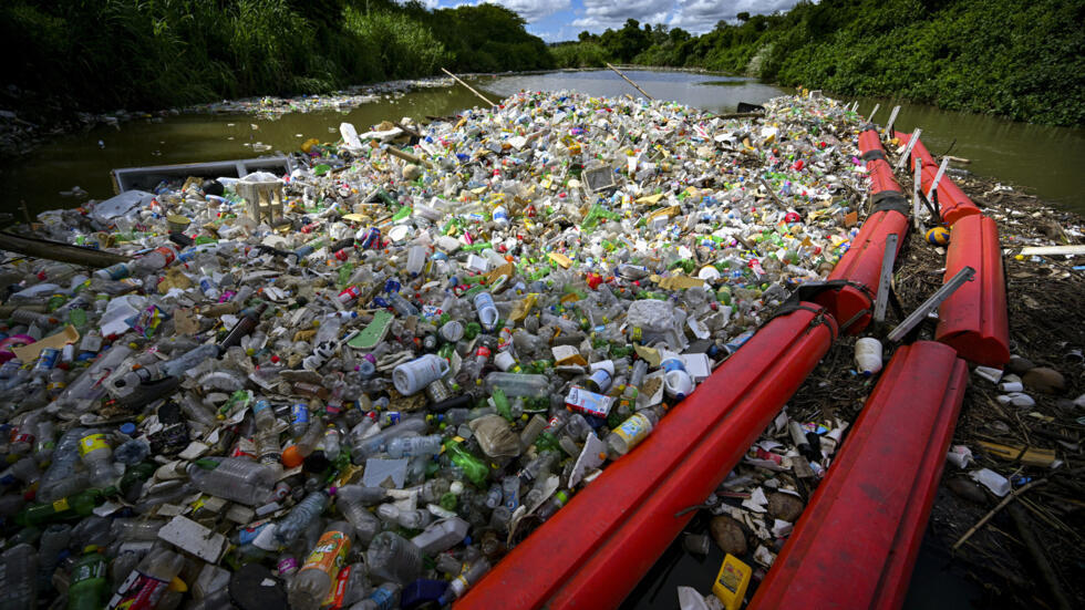 Una montaña de basura es captada por una máquina (Wanda) para retirarla del río Juan Díaz, en Ciudad de Panamá, el 1 de octubre de 2024