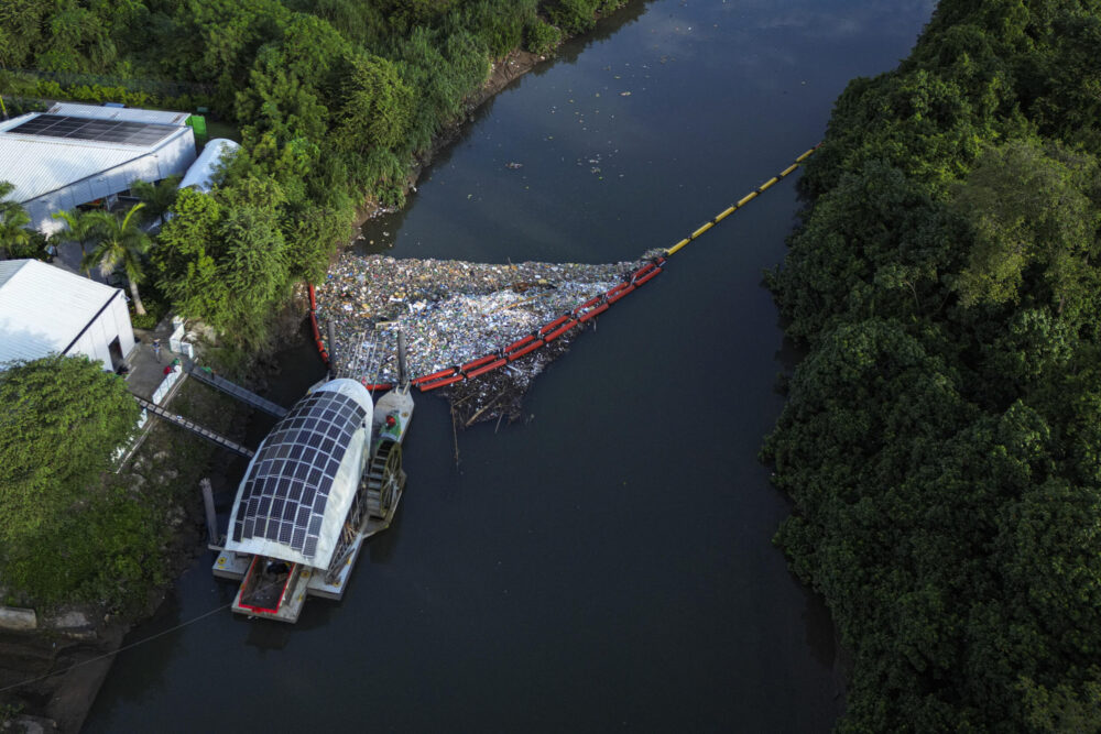 Una montaña de basura es captada por una máquina (Wanda) para retirarla del río Juan Díaz, en Ciudad de Panamá, el 1 de octubre de 2024