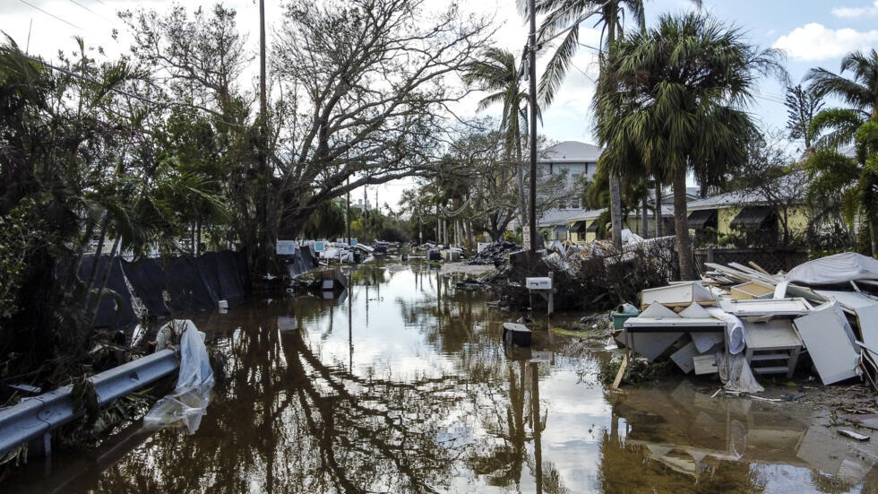 Calle inundada y repleta de escombros tras el paso del huracán Milton en Siesta Key, Florida