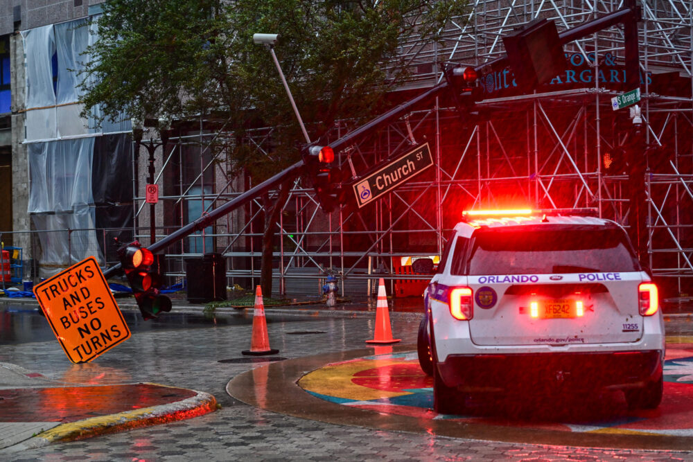 Una columna de señalización vial y semáforos, derrumbada por la fuerza del huracán Milton en Orlando, Florida, el 10 de octubre de 2024