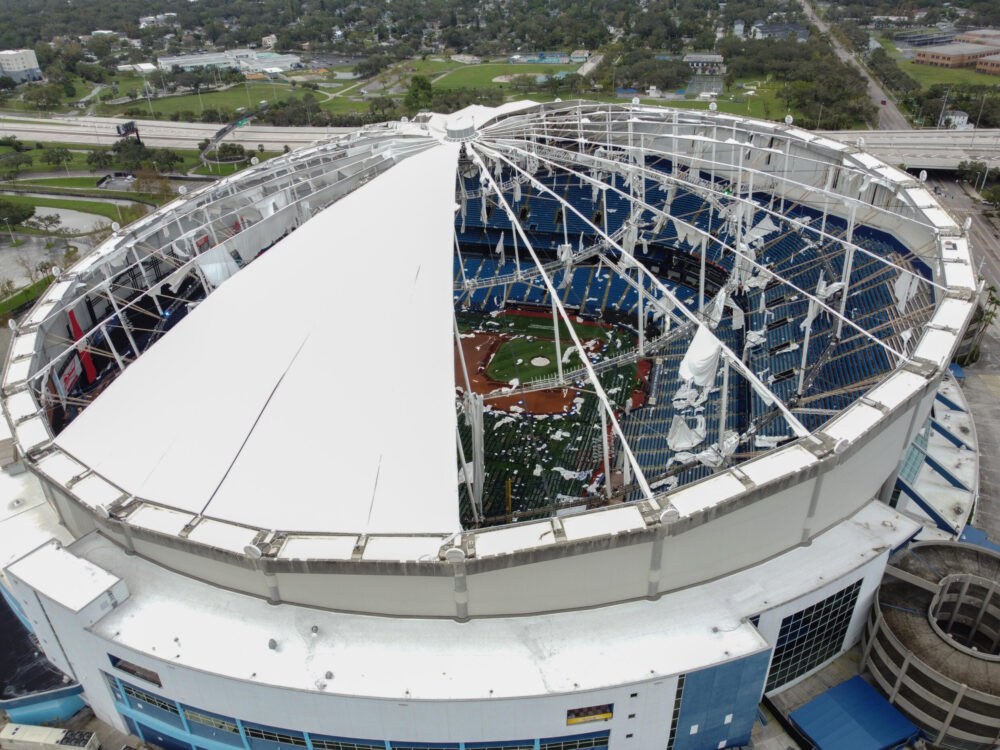 El huracán Milton arrancó el techo del estadio de béisbol Tropicana Field, en San Petersburgo, e inundó Clearwater, en el sureño estado de Florida el 10 de octubre de 2024