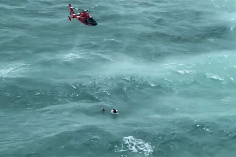 Un video filmado por la Guardia Costera de Estados Unidos el 11 de octubre de 2024 muestra el rescate de un hombre en Longboat Key, Florida, tras el paso del huracán Milton