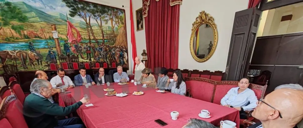 Políticos de oposición reunidos en Tarija. Foto: Unitel