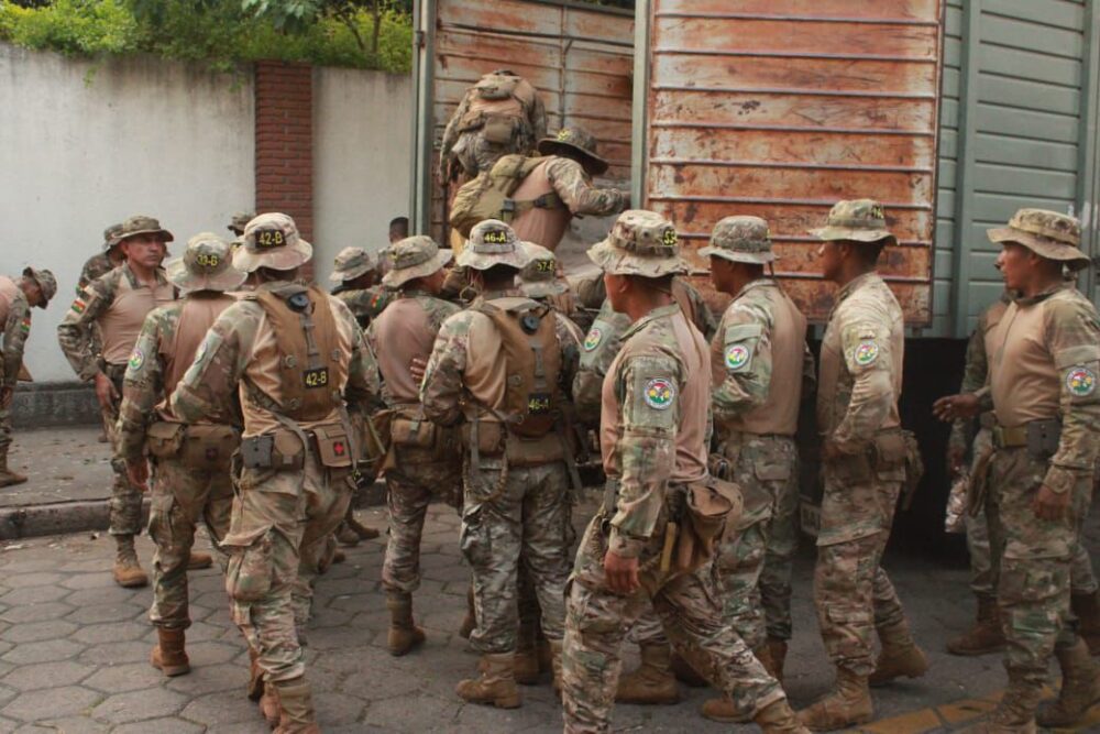 Escuela de Cóndores del Ejército fortalece con 140 militares sofocación de incendios en Santa Cruz