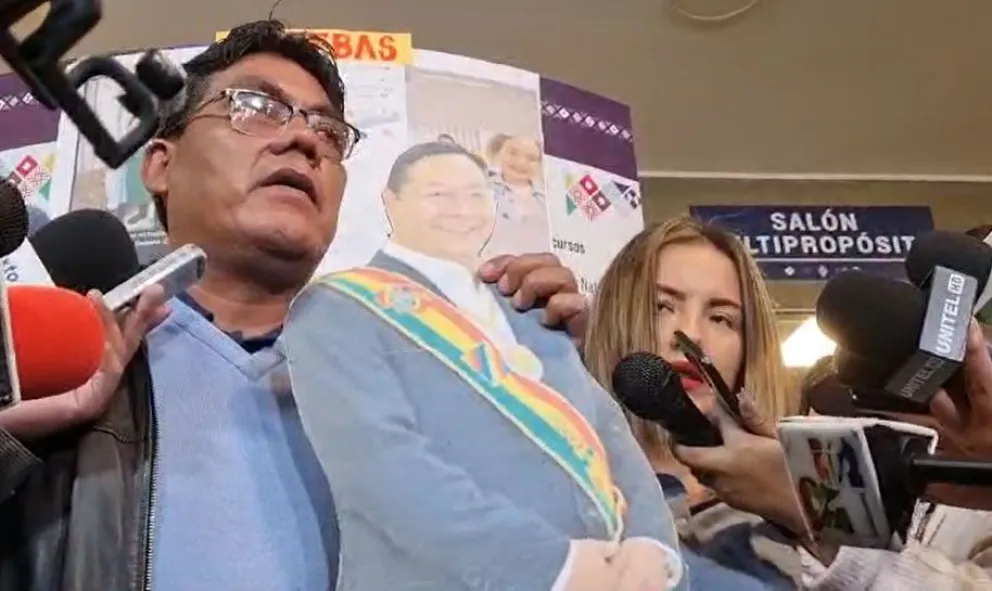 El diputado Héctor Arce y la joven que asegura que tuvo una relación con el presidente dieron una conferencia de prensa. Foto: Bolivia Prensa (Facebook)