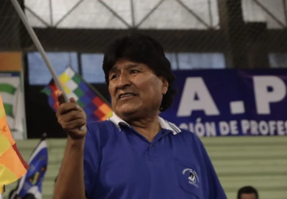 El expresidente Evo Morales en el coliseo de Sabaca, donde se reunió con sus seguidores. Foto: APG