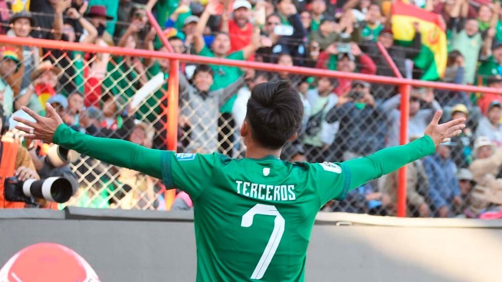 Miguel Terceros festeja su golazo en El Alto, junto a la afición nacional. DICO SOLÍS