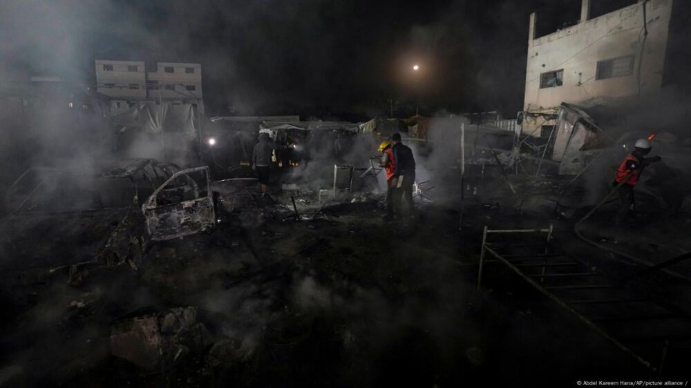 Bomberos palestinos terminan de extinguir un incendio provocado por el ataque en el hospital de los Mártires de Al Aqsa en Deir al Balah.