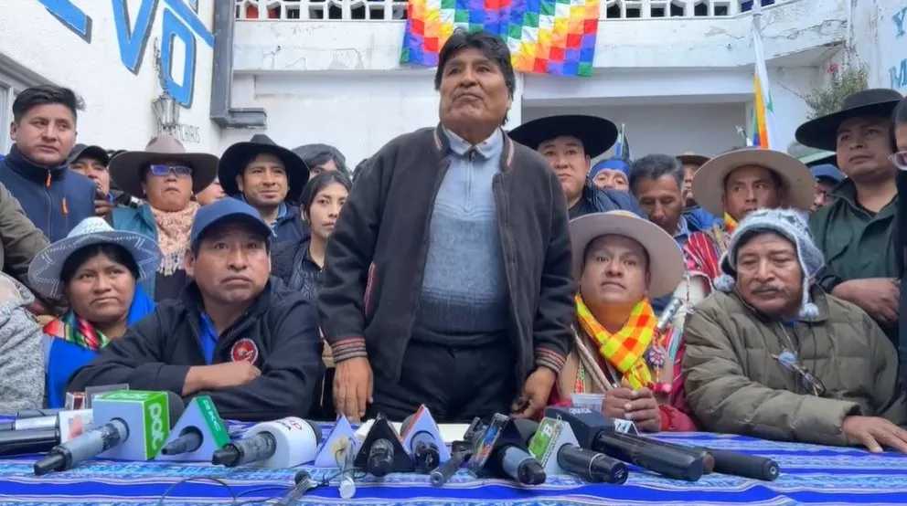 El presidente del MAS, Evo Morales, en una conferencia de prensa, junto con dirigentes afines. Foto: APG