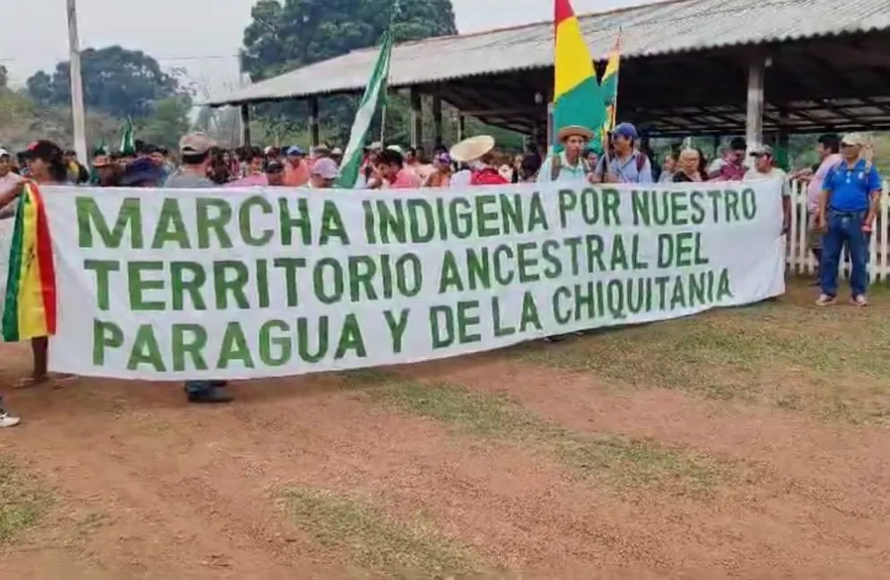 Una marcha indígena partió desde San José de Campamento, en el departamento de Santa Cruz, en demanda del desalojo de Interculturales. Foto: Alberto Banegas Pérez