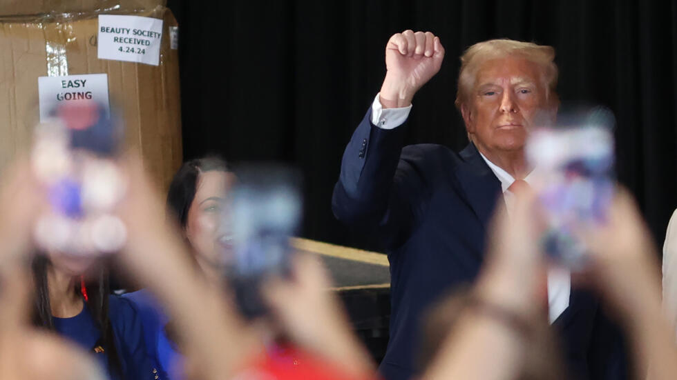 El expresidente y candidato presidencial republicano Donald Trump se marcha tras asistir a un acto electoral con latinos en Las Vegas, Nevada, el 12 de octubre de 2024