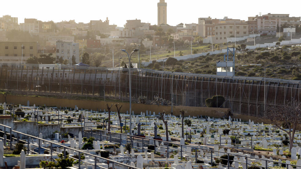 El cementerio de Sidi Guariach, en la ciudad autónoma española de Melilla, ubicado junto a la valla fronteriza con Marruecos, en una imagen del 24 de febrero de 2024