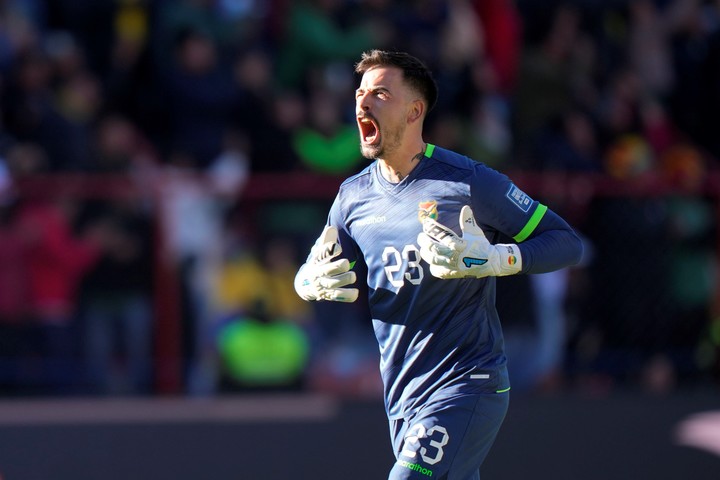 Guillermo Viscarra tuvo una destacada actuación en el partido que Bolivia le ganó a Colombia en El Alto. Foto: Juan Karita / AP.