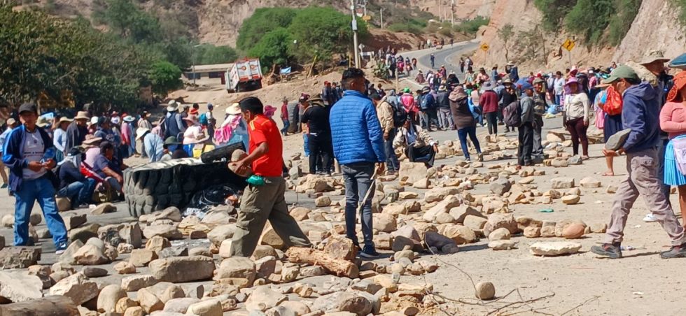 Denuncian amenazas de arrebatarles tierras a quienes no se sumen al bloqueo evista