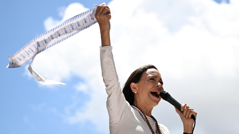 La líder de la oposición venezolana María Corina Machado habla con sus partidarios mientras sostiene actas electorales durante una manifestación en Caracas el 28 de agosto de 2024