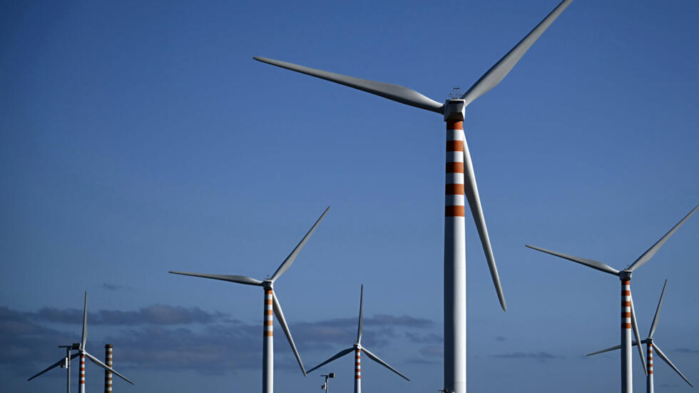 Unas turbinas de energía eólica, fotografiadas el 1 de octubre de 2024 cerca de Cagliari, en la isla italiana de Cerdeña