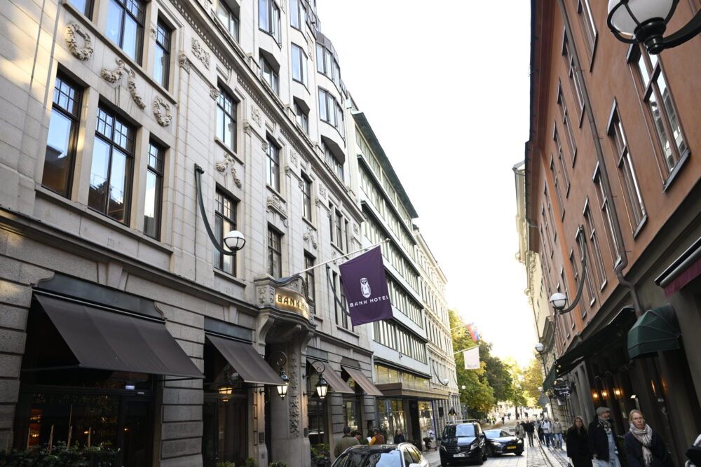 Imagen de la entrada del Bank Hotel, en la calle Arsenalsgatan, en el centro de Estocolmo, el 14 de octubre de 2024