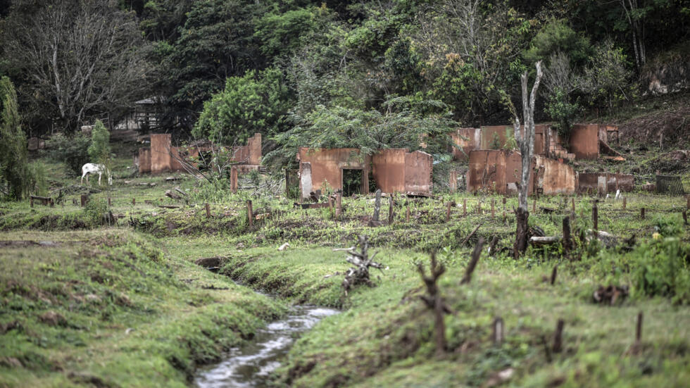 Las ruinas de una casa en la localidad de Paracatu de Baixo, en el estado brasileño de Minas Gerais, destruida por la ruptura de la represa de Fundao en 2015, fotografiadas el 21 de octubre de 2019