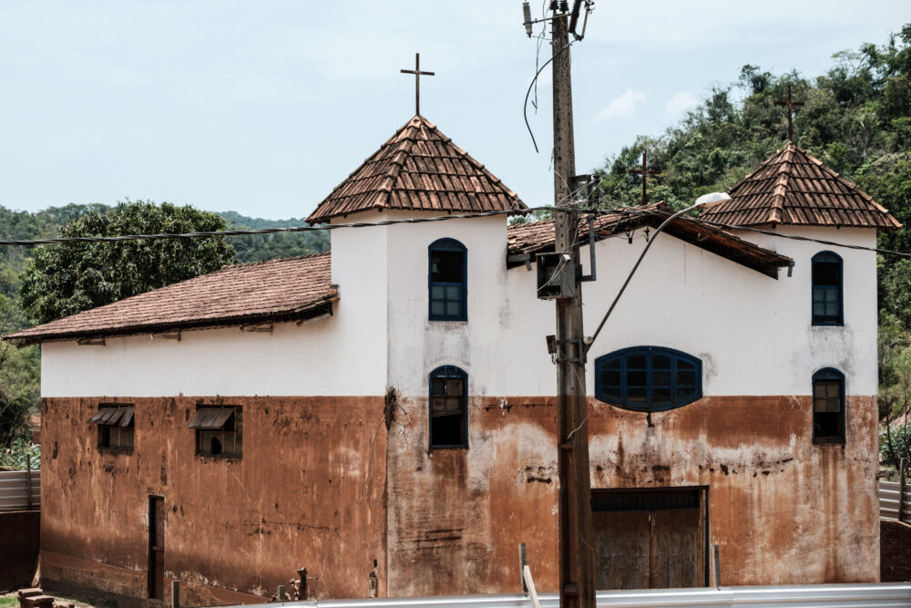 Una iglesia de la localidad de Paracatu de Baixo, en el estado brasileño de Minas Gerais, dañada por la ruptura de la represa de Fundao en 2015, fotografiada el 27 de octubre de 2016