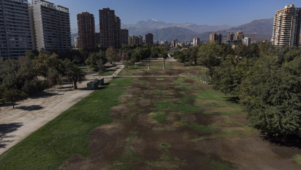 El parque Araucano con su pasto seco en la comuna de Las Condes, en Santiago, el 13 de abril de 2022. Ante la histórica sequía que castiga a Santiago, Google se vio obligado a modificar sus planes presionado por el fallo de un tribunal ambiental.