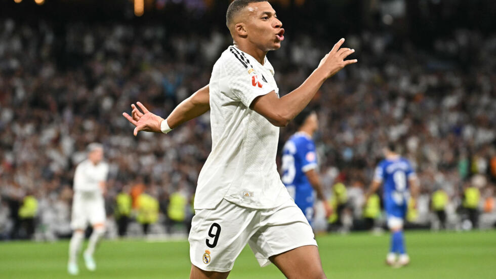 El delantero del Real Madrid Kylian Mbappé celebra un gol en el partido de LaLiga contra el Alavés disputado en el Estadio Santiago Bernabéu de Madrid el 24 de septiembre de 2024