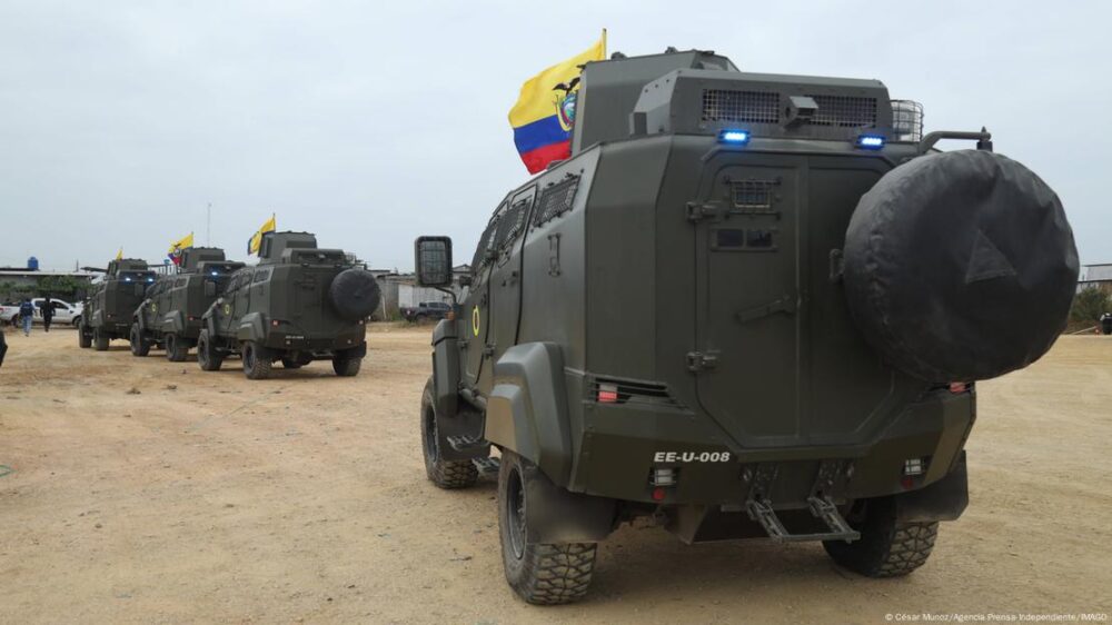 Foto de vehículos militares con la bandera de Ecuador.