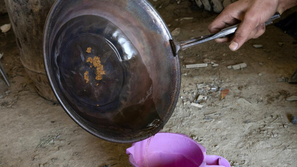 Un trabajador separa el oro de otros metales el 25 de agosto de 2024 en un taller en el distrito afgano de Spin Boldak