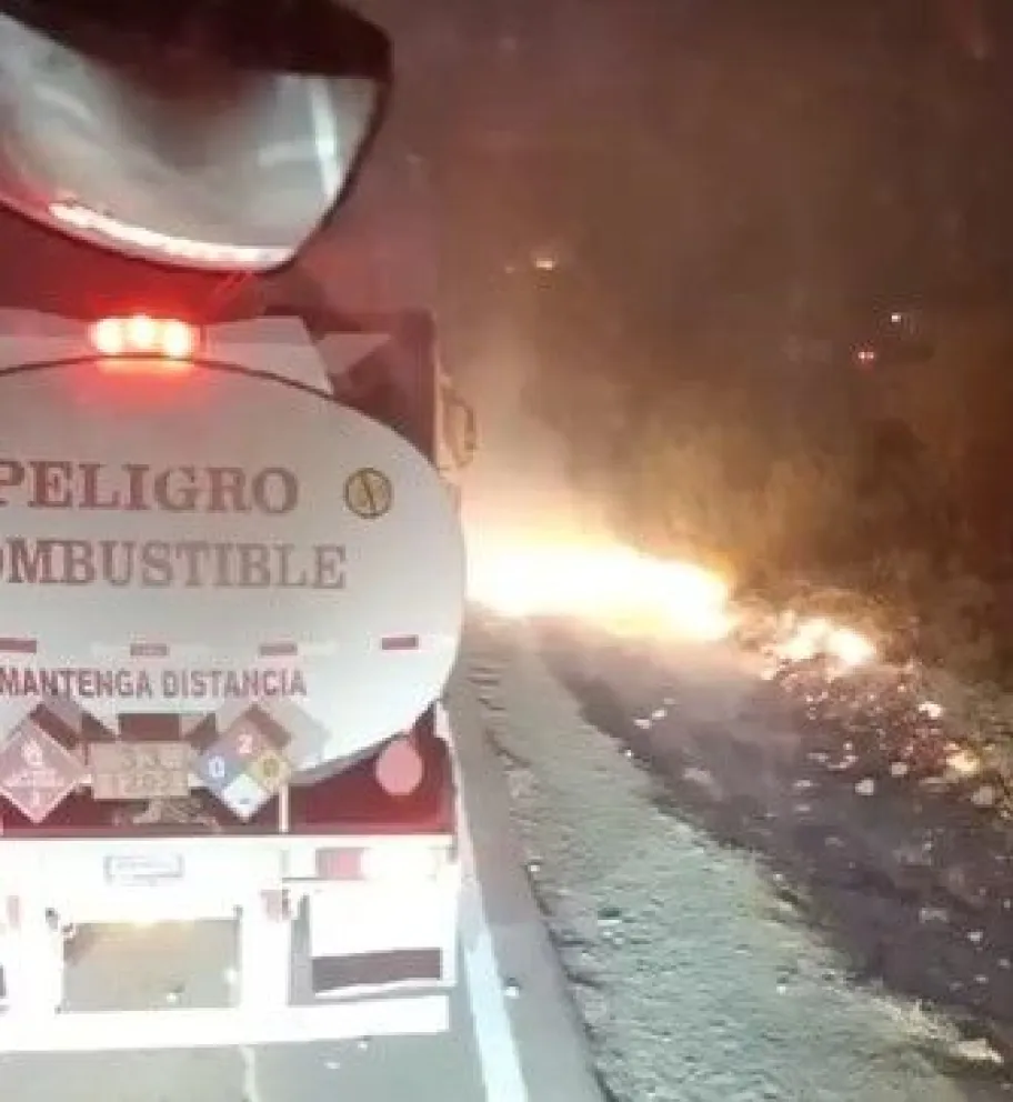 En uno de los videos, que difundió YPFB, se observa incendios a metros de carros cisternas. Foto: Captura YPFB 