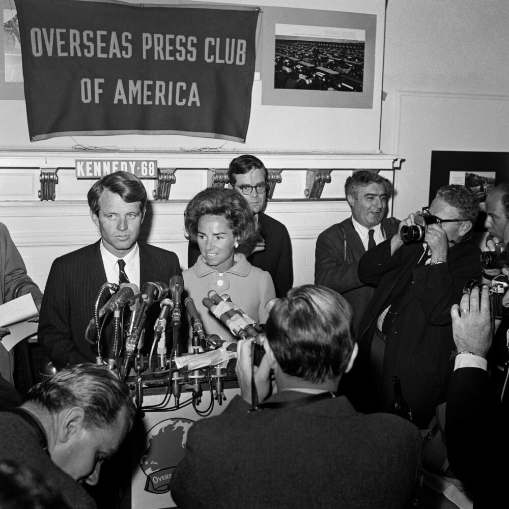 Ethel Kennedy (C) con su marido Robert F. Kennedy cuando este anunció su candidatura a las elecciones presidenciales, el 1 de abril de 1968 en Nueva York