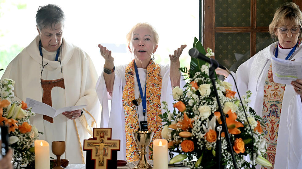 La "obispa" estadounidense Bridget Mary Meehan (c), oficia en la ordenación clandestina de sacerdotisas el 17 de octubre de 2024 en Roma