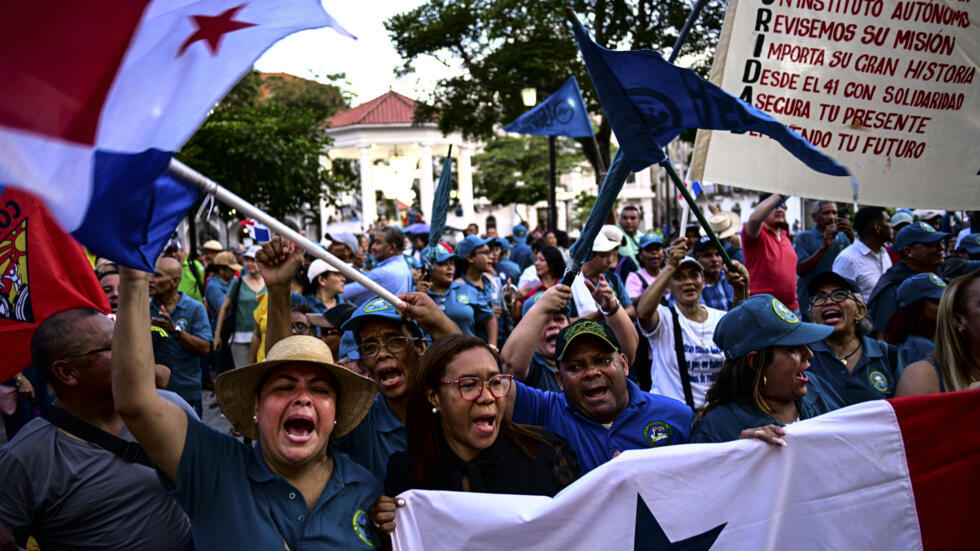 Unos trabajadores protestan contra la reforma del sistema de pensiones, en Ciudad de Panamá, el 17 de octubre de 2024