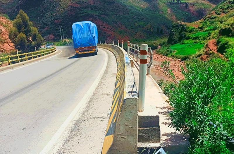 Limpian plataforma de la vía Tarija – Villa Montes y habilitan ruta alterna