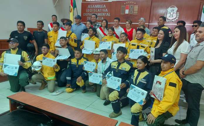 Legisladores reconocieron labor de bomberos voluntarios.