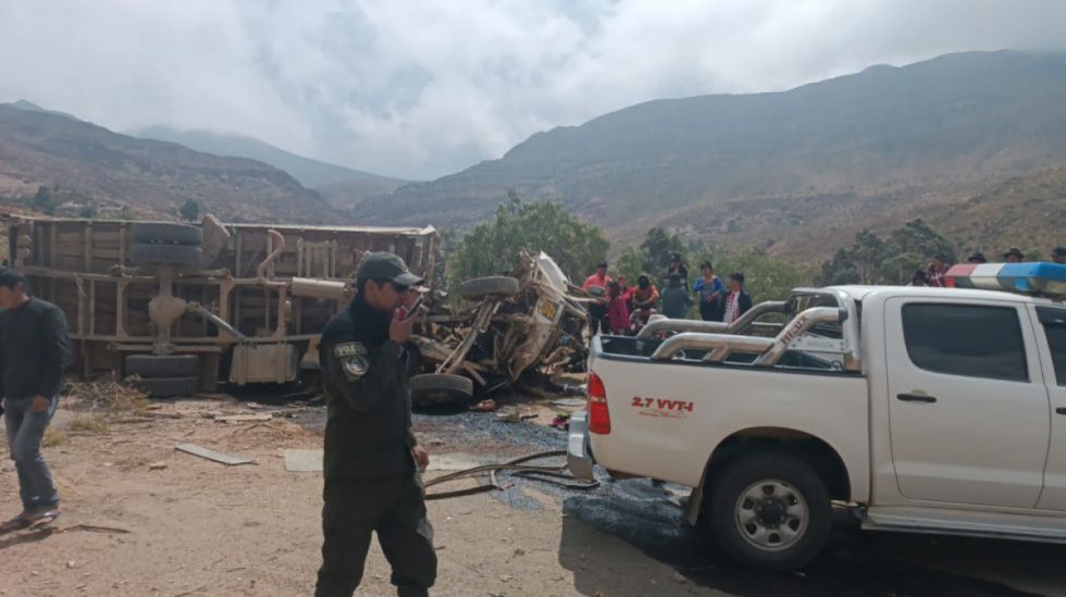 Un profesor y tres estudiantes mueren al embarrancarse en un camión