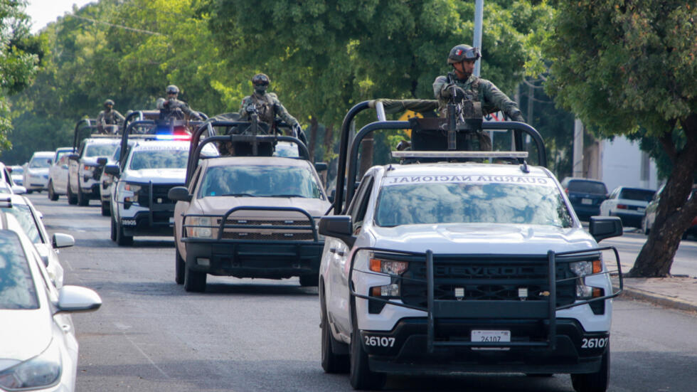 Agentes de la Guardia Nacional patrullan después de un tiroteo contra el edificio del diario El Debate en Culiacán, estado Sinaloa, México, el 18 de octubre de 2024