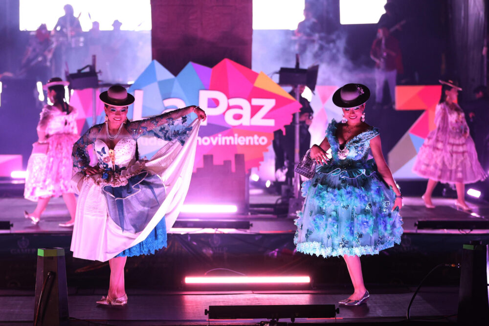 Bolivia homenajea a la emblemática chola paceña con un desfile de modas a cielo abierto