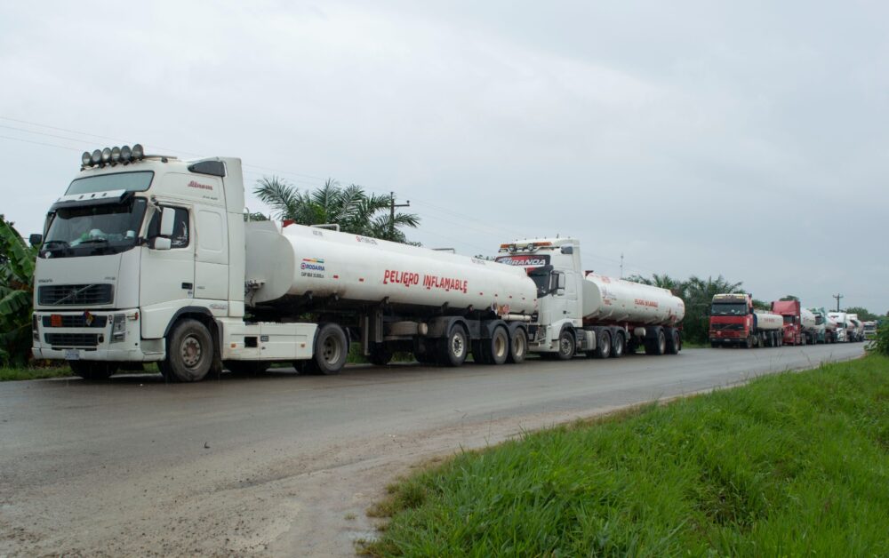 Bloqueadores "evistas” intentan robar carburantes de cisternas en Oruro