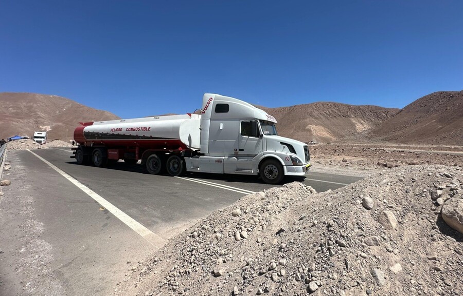 Cancillería logra flexibilizar bloqueo en Arica y se viabiliza paso de 47 cisternas